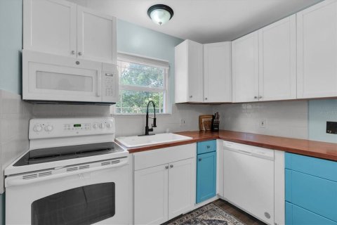 House in Saint Petersburg, Florida 2 bedrooms, 72.46 sq.m. № 2237478 - photo 10