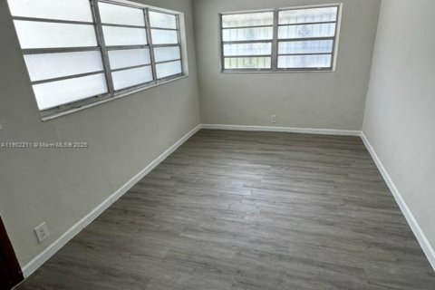 House in Miami, Florida 1 bedroom, 64.57 sq.m. № 1953623 - photo 10