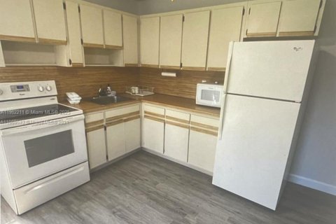 House in Miami, Florida 1 bedroom, 64.57 sq.m. № 1953623 - photo 2