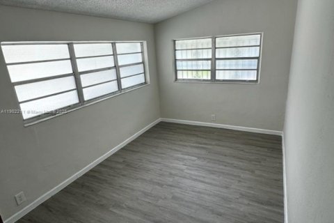 House in Miami, Florida 1 bedroom, 64.57 sq.m. № 1953623 - photo 9