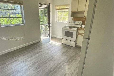 House in Miami, Florida 1 bedroom, 64.57 sq.m. № 1953623 - photo 1