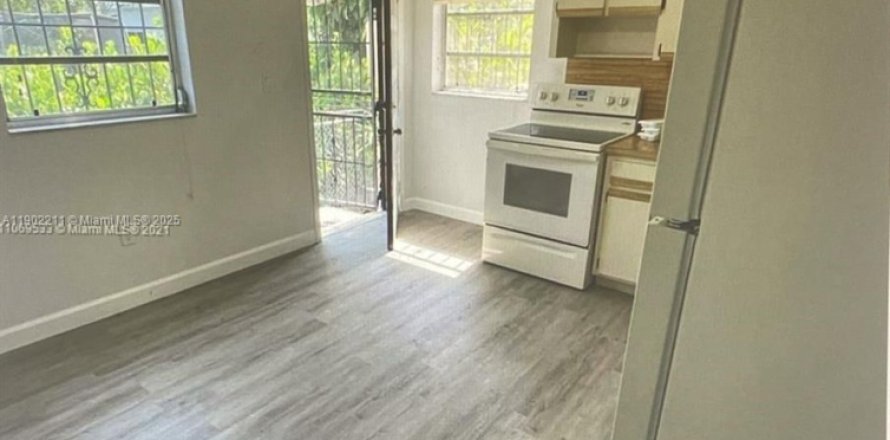 House in Miami, Florida 1 bedroom, 64.57 sq.m. № 1953623
