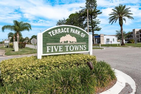 Condo in Saint Petersburg, Florida, 2 bedrooms  № 1907405 - photo 2