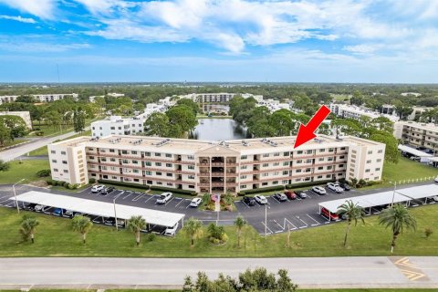 Condo in Saint Petersburg, Florida, 2 bedrooms  № 1907405 - photo 1