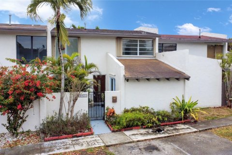 Townhouse in Miami, Florida 3 bedrooms, 126.81 sq.m. № 2024361 - photo 3