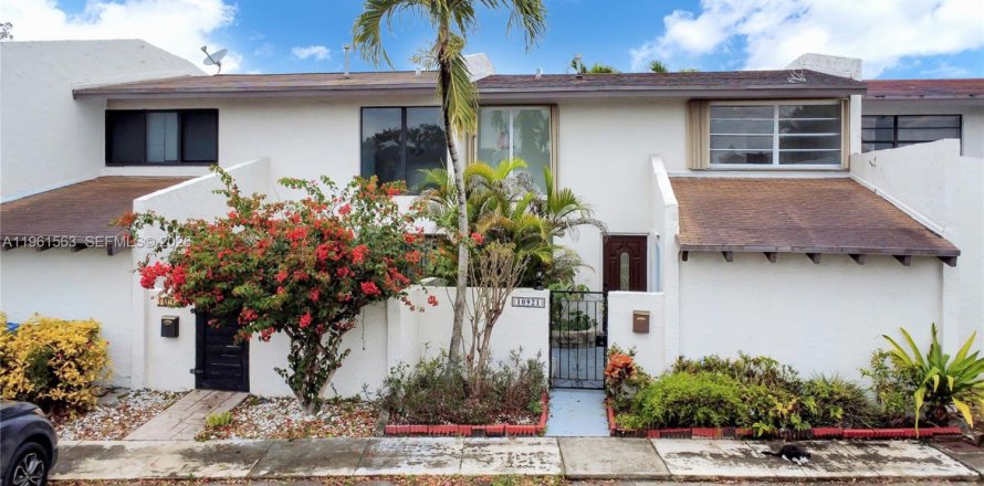 Townhouse in Miami, Florida 3 bedrooms, 126.81 sq.m. № 2024361