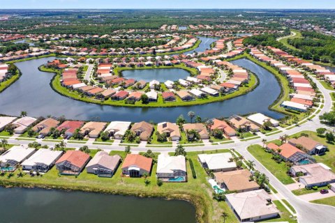 House in Port St. Lucie, Florida 3 bedrooms, 236.44 sq.m. № 2175428 - photo 7