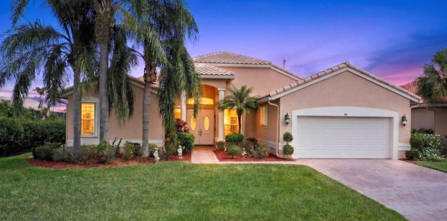 House in Port St. Lucie, Florida 3 bedrooms, 236.44 sq.m. № 2175428