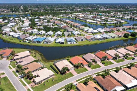 House in Port St. Lucie, Florida 3 bedrooms, 236.44 sq.m. № 2175428 - photo 11