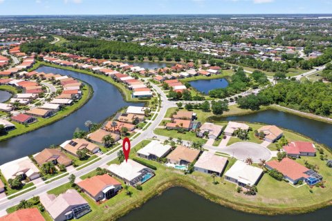 House in Port St. Lucie, Florida 3 bedrooms, 236.44 sq.m. № 2175428 - photo 13