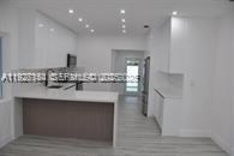 Villa ou maison à louer à Miami, Floride: 2 chambres, 129.78 m2 № 1986716 - photo 2