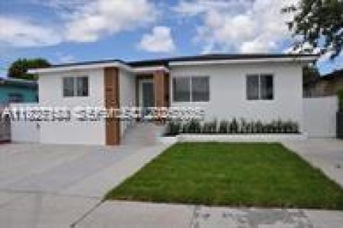 Villa ou maison à louer à Miami, Floride: 2 chambres, 129.78 m2 № 1986716 - photo 1