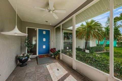 Villa ou maison à vendre à Clearwater, Floride: 2 chambres, 131.92 m2 № 2287055 - photo 2