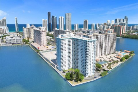 Condo in Sunny Isles Beach, Florida, 2 bedrooms  № 1694427 - photo 2