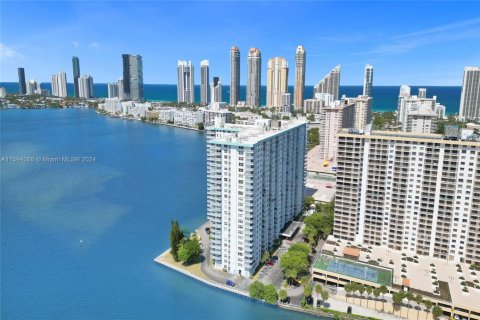 Condo in Sunny Isles Beach, Florida, 2 bedrooms  № 1694427 - photo 4