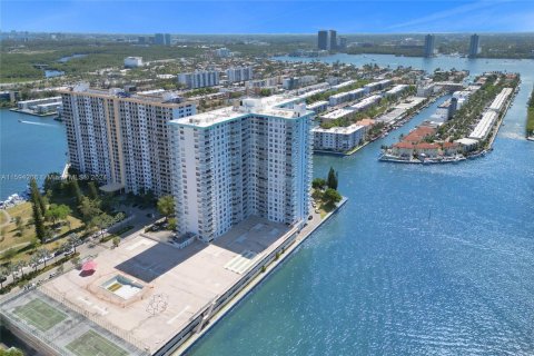 Condo in Sunny Isles Beach, Florida, 2 bedrooms  № 1694427 - photo 11