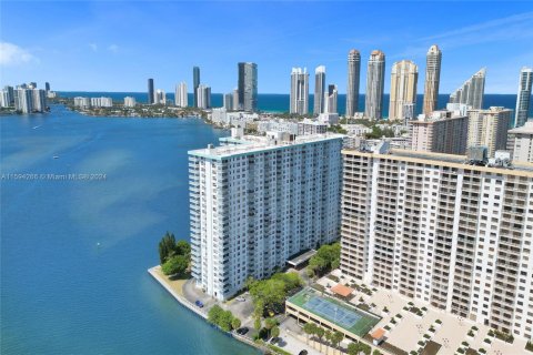 Condo in Sunny Isles Beach, Florida, 2 bedrooms  № 1694427 - photo 5