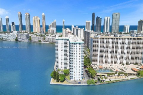 Condo in Sunny Isles Beach, Florida, 2 bedrooms  № 1694427 - photo 3
