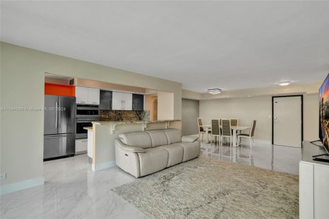 Condo in Sunny Isles Beach, Florida, 2 bedrooms  № 1694427 - photo 22