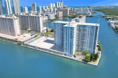 Condo in Sunny Isles Beach, Florida, 2 bedrooms  № 1694427 - photo 14
