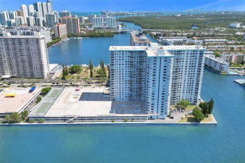 Condo in Sunny Isles Beach, Florida, 2 bedrooms  № 1694427 - photo 13
