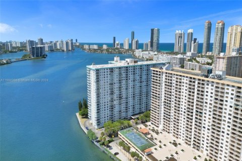 Condo in Sunny Isles Beach, Florida, 2 bedrooms  № 1694427 - photo 6