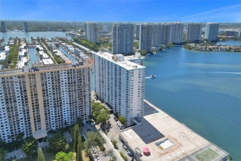 Condo in Sunny Isles Beach, Florida, 2 bedrooms  № 1694427 - photo 10