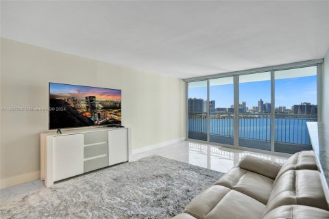 Condo in Sunny Isles Beach, Florida, 2 bedrooms  № 1694427 - photo 21