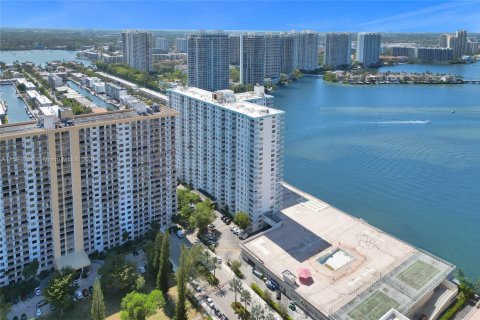 Condo in Sunny Isles Beach, Florida, 2 bedrooms  № 1694427 - photo 9
