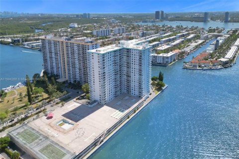 Condo in Sunny Isles Beach, Florida, 2 bedrooms  № 1694427 - photo 12