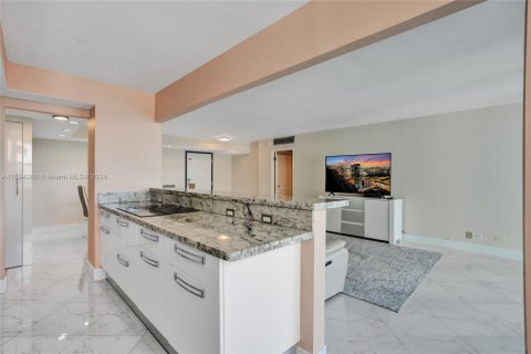 Condo in Sunny Isles Beach, Florida, 2 bedrooms  № 1694427 - photo 29
