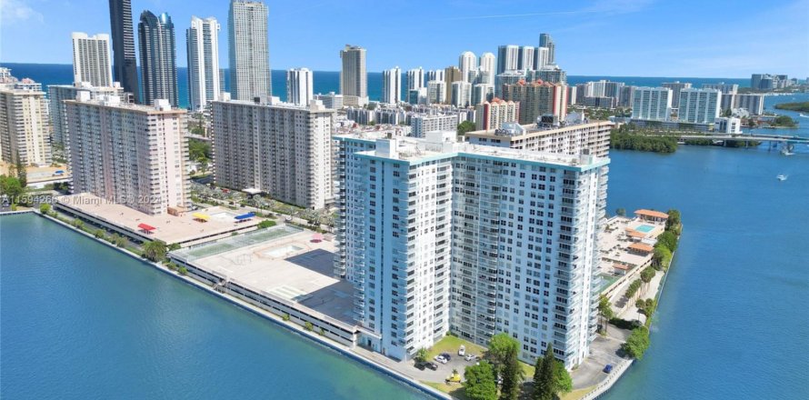 Condo in Sunny Isles Beach, Florida, 2 bedrooms № 1694427