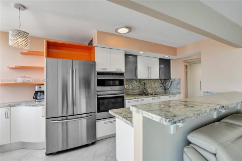 Condo in Sunny Isles Beach, Florida, 2 bedrooms  № 1694427 - photo 24