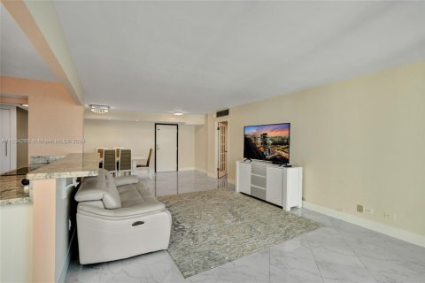 Condo in Sunny Isles Beach, Florida, 2 bedrooms  № 1694427 - photo 23