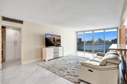 Condo in Sunny Isles Beach, Florida, 2 bedrooms  № 1694427 - photo 18