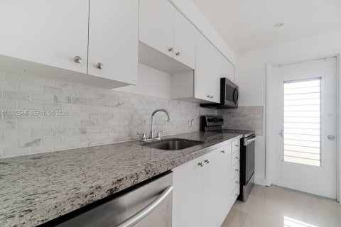 Condominio en alquiler en Bay Harbor Islands, Florida, 2 dormitorios, 79.9 m2 № 2056653 - foto 6