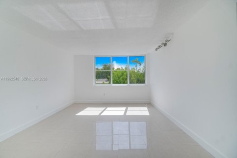 Condominio en alquiler en Bay Harbor Islands, Florida, 2 dormitorios, 79.9 m2 № 2056653 - foto 13