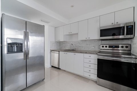 Condominio en alquiler en Bay Harbor Islands, Florida, 2 dormitorios, 79.9 m2 № 2056653 - foto 2