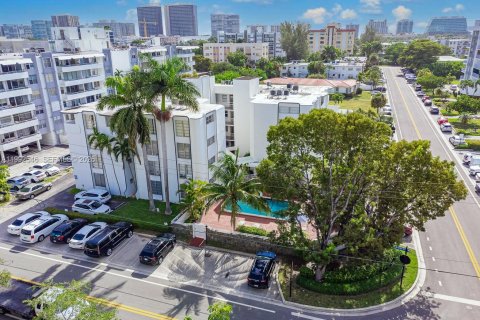 Condominio en alquiler en Bay Harbor Islands, Florida, 2 dormitorios, 79.9 m2 № 2056653 - foto 15