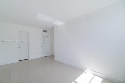 Condominio en alquiler en Bay Harbor Islands, Florida, 2 dormitorios, 79.9 m2 № 2056653 - foto 10