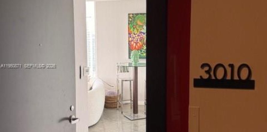 Condominio en Miami, Florida, 1 dormitorio  № 2009211