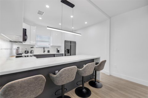 Villa ou maison à vendre à Miami, Floride: 5 chambres, 138.7 m2 № 1996953 - photo 18