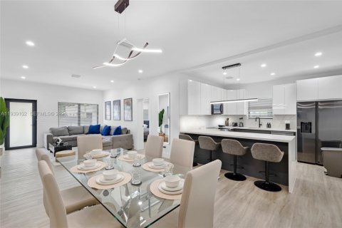 Villa ou maison à vendre à Miami, Floride: 5 chambres, 138.7 m2 № 1996953 - photo 11