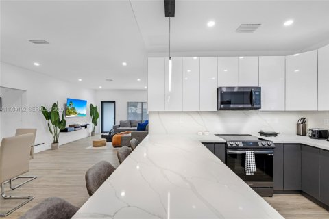 Villa ou maison à vendre à Miami, Floride: 5 chambres, 138.7 m2 № 1996953 - photo 15