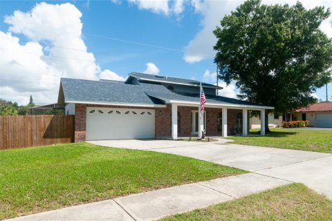 House in Palm Harbor, Florida 4 bedrooms, 227.61 sq.m. № 2354835 - photo 3