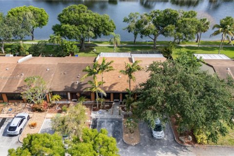 Casa en venta en Pembroke Pines, Florida, 2 dormitorios, 111.11 m2 № 1750358 - foto 2