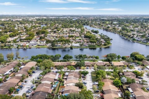 Casa en venta en Pembroke Pines, Florida, 2 dormitorios, 111.11 m2 № 1750358 - foto 5