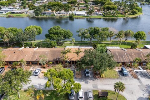 Casa en venta en Pembroke Pines, Florida, 2 dormitorios, 111.11 m2 № 1750358 - foto 1