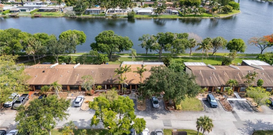 Casa en Pembroke Pines, Florida 2 dormitorios, 111.11 m2 № 1750358
