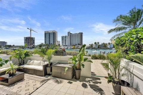 Снять в аренду кондоминиум в Норт-Бей-Виллидж, Флорида 4 спальни, 231.88м2, № 2057148 - фото 23